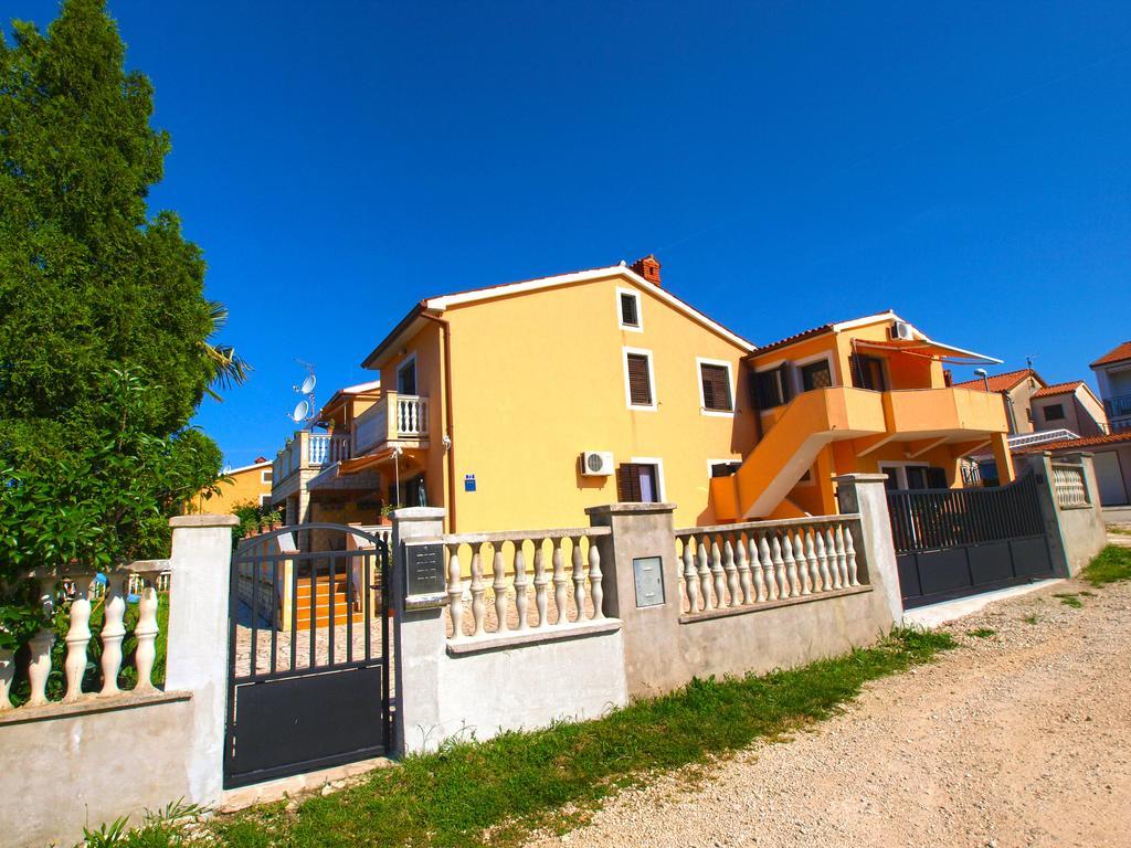 Apartments Orange 768 Fažana Exterior foto